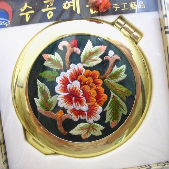 Mirror Compact, NIB, Floral Silk Embroidery, 1980s - Picture 3 of 8